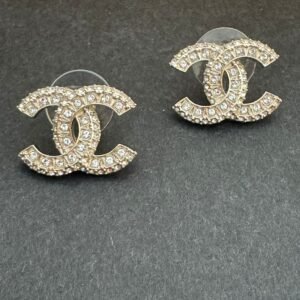 Boucles d’oreilles CC dorées strassées Chanel