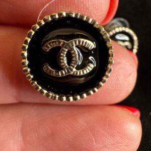 Puce noire et dorée Chanel