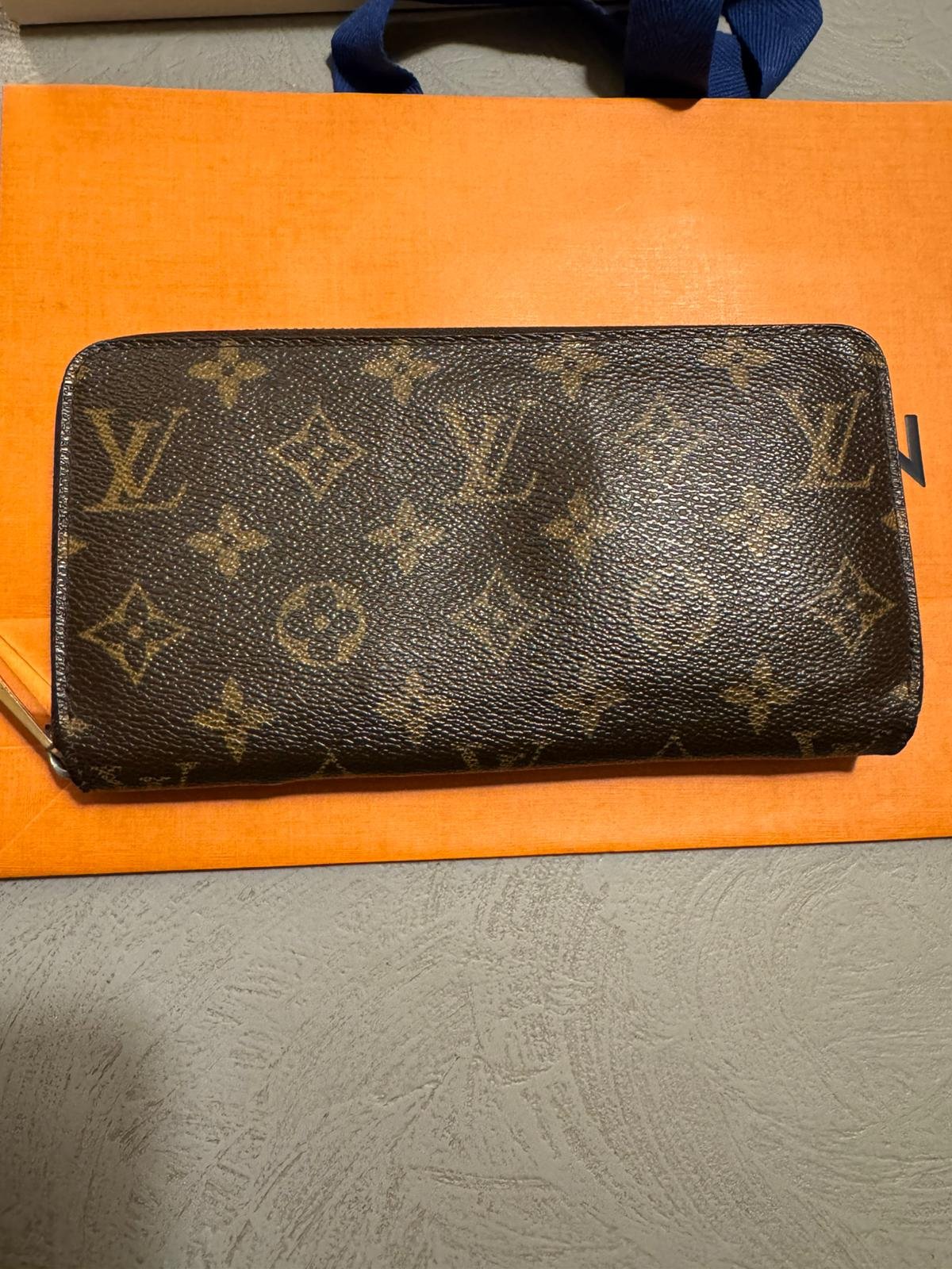 Portefeuille zippé Louis Vuitton en toile Monogram iconique – Image 3