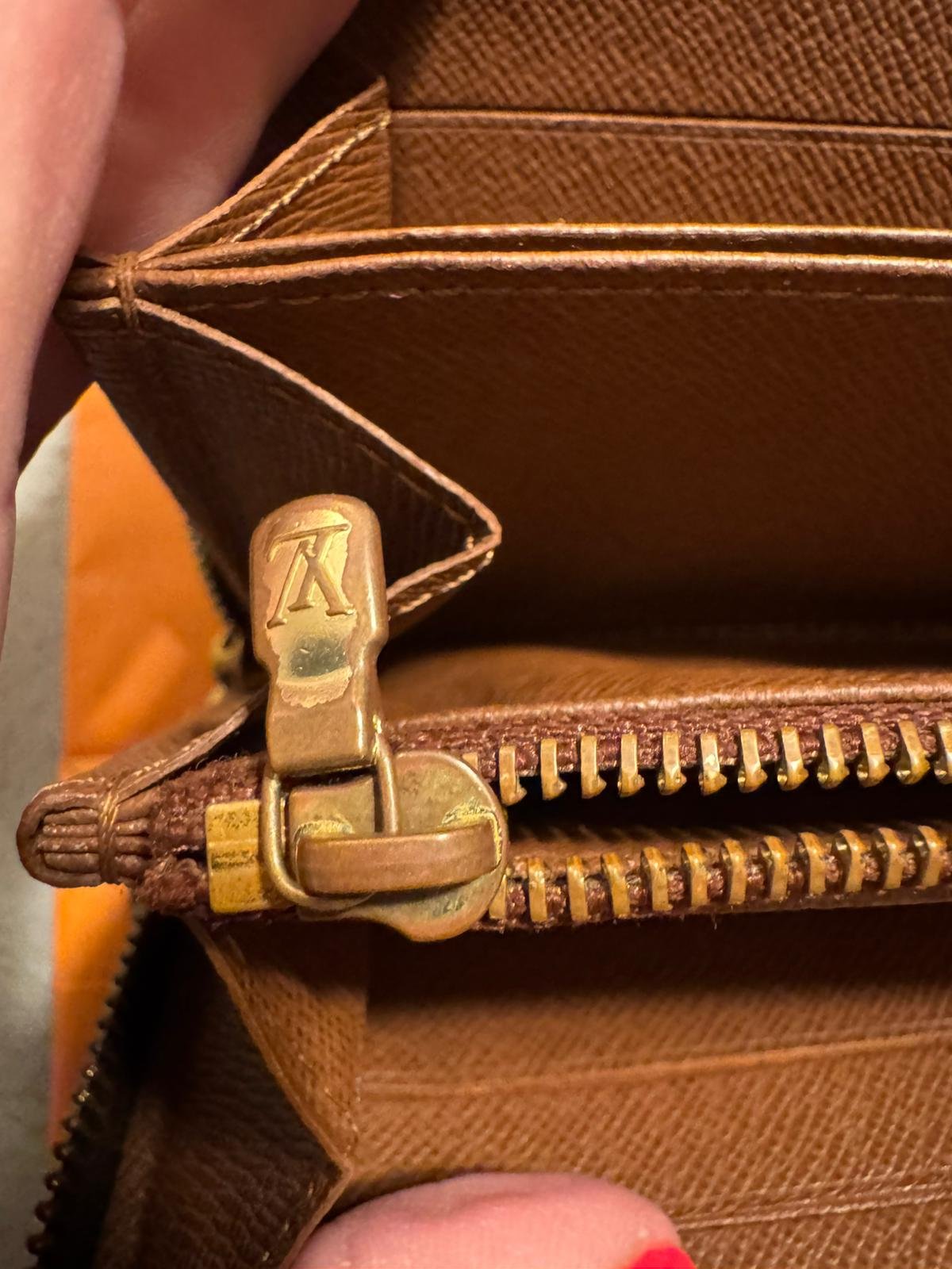 Portefeuille zippé Louis Vuitton en toile Monogram iconique – Image 5