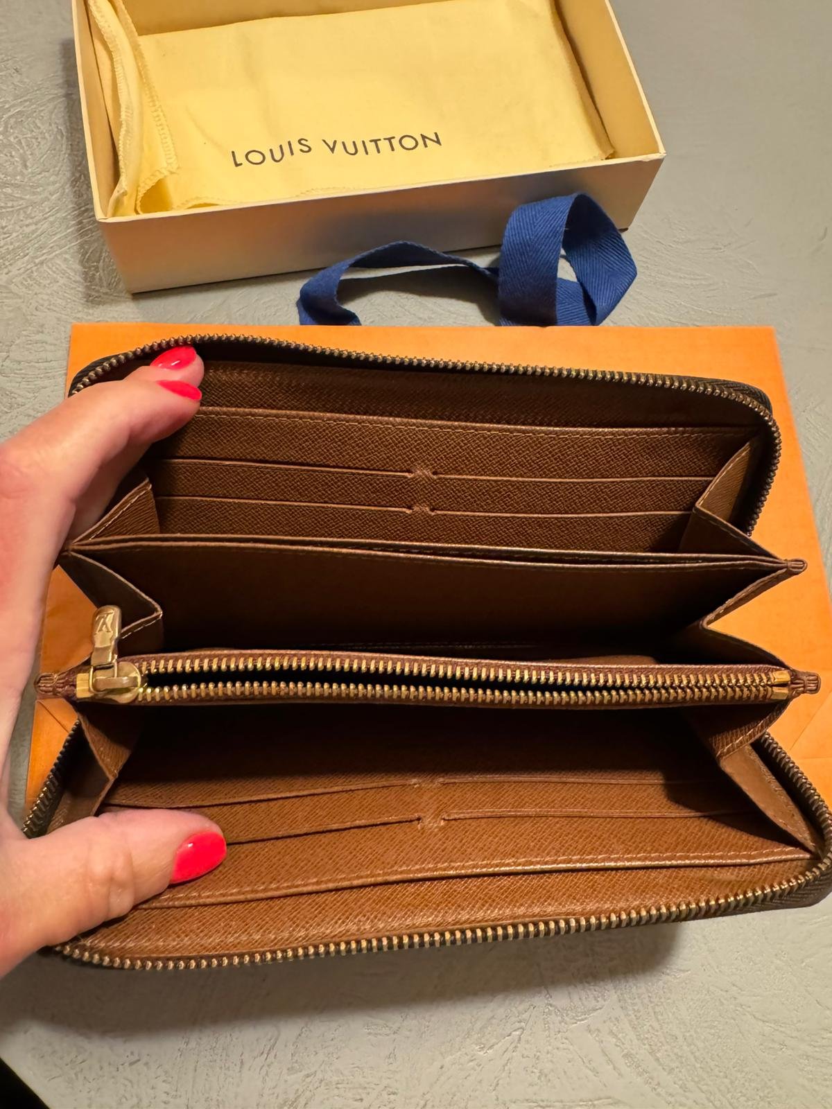 Portefeuille zippé Louis Vuitton en toile Monogram iconique – Image 6