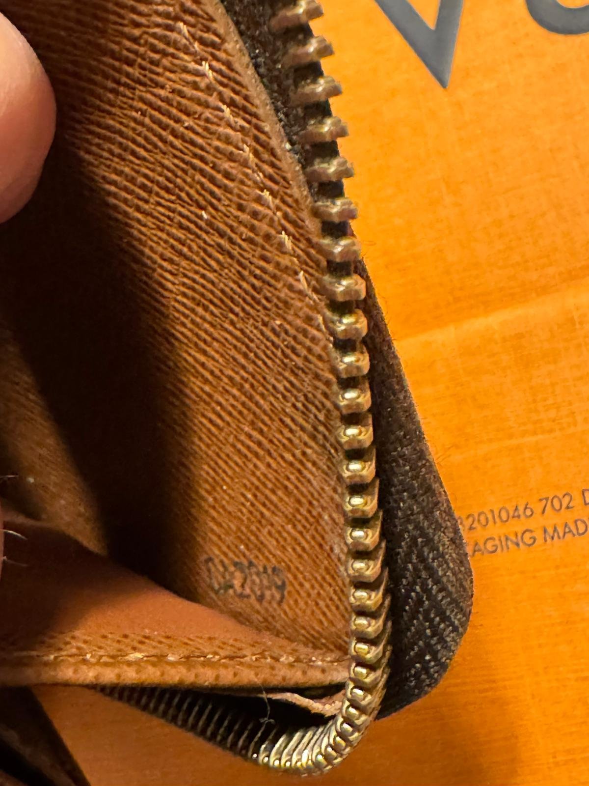 Portefeuille zippé Louis Vuitton en toile Monogram iconique – Image 8