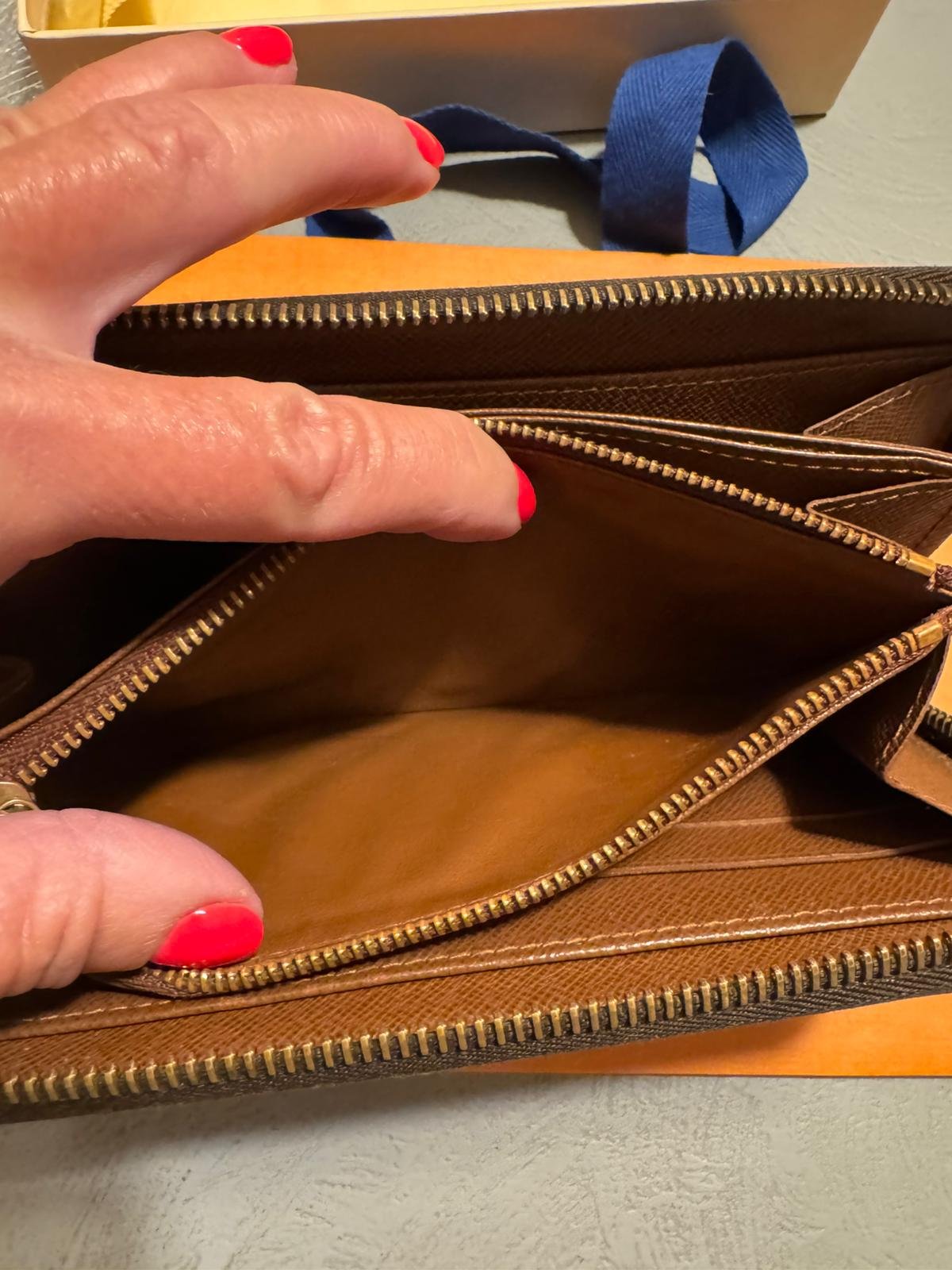 Portefeuille zippé Louis Vuitton en toile Monogram iconique – Image 7