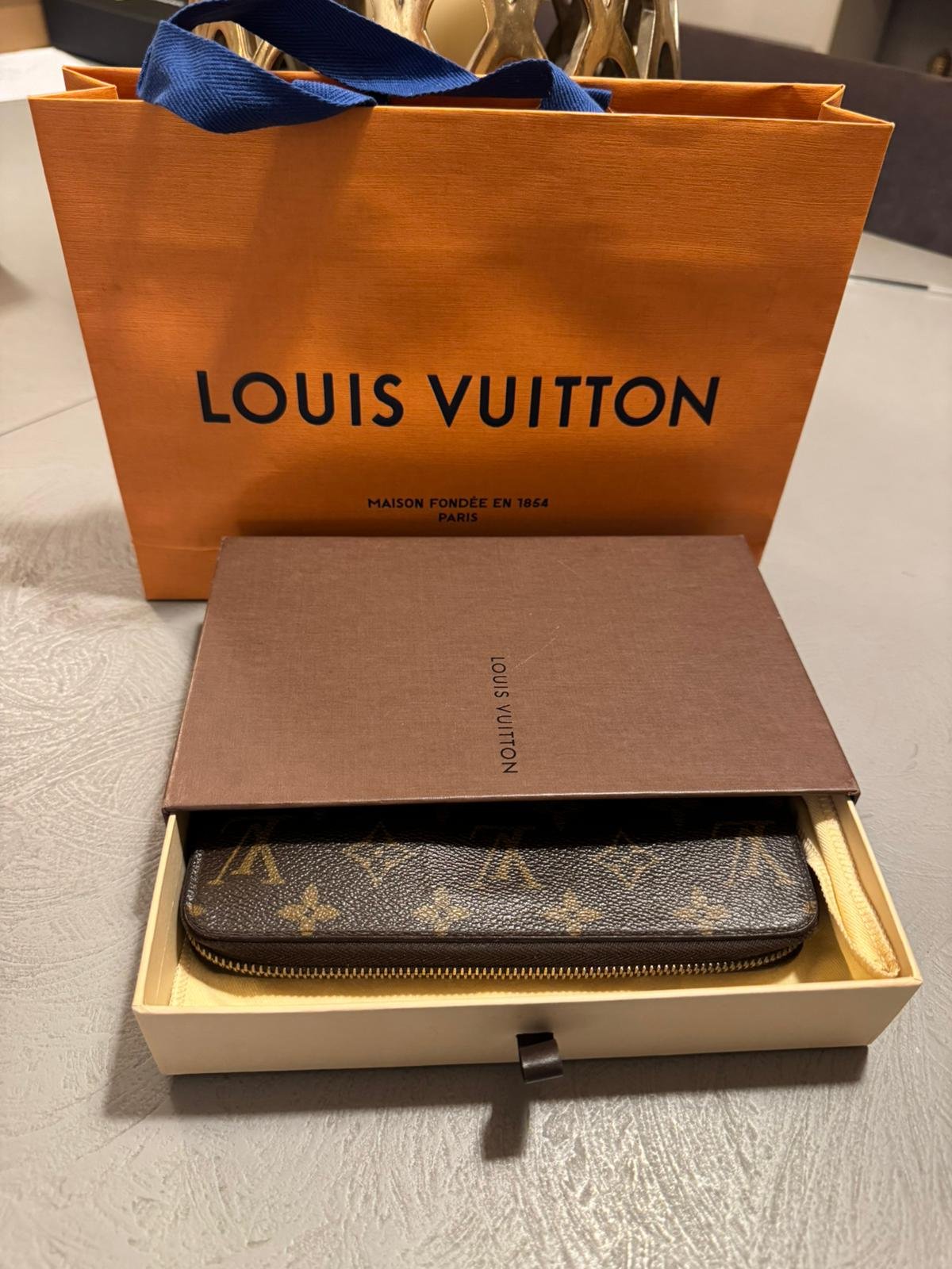 Portefeuille zippé Louis Vuitton en toile Monogram iconique – Image 9
